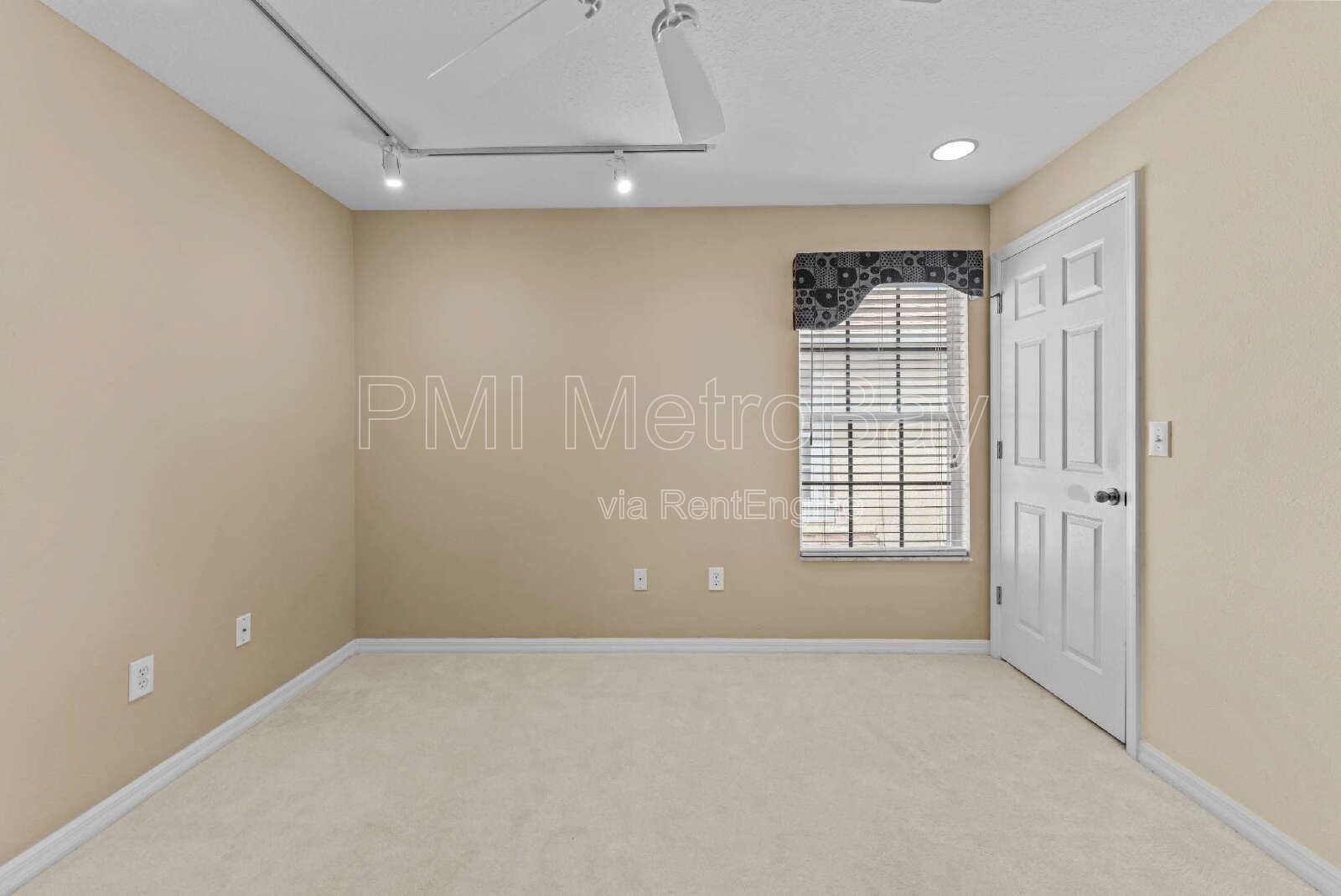 3-Bedroom Home with 2.5 Baths in Tampa's Heart - Spacious 1464 Sq Ft Gem!