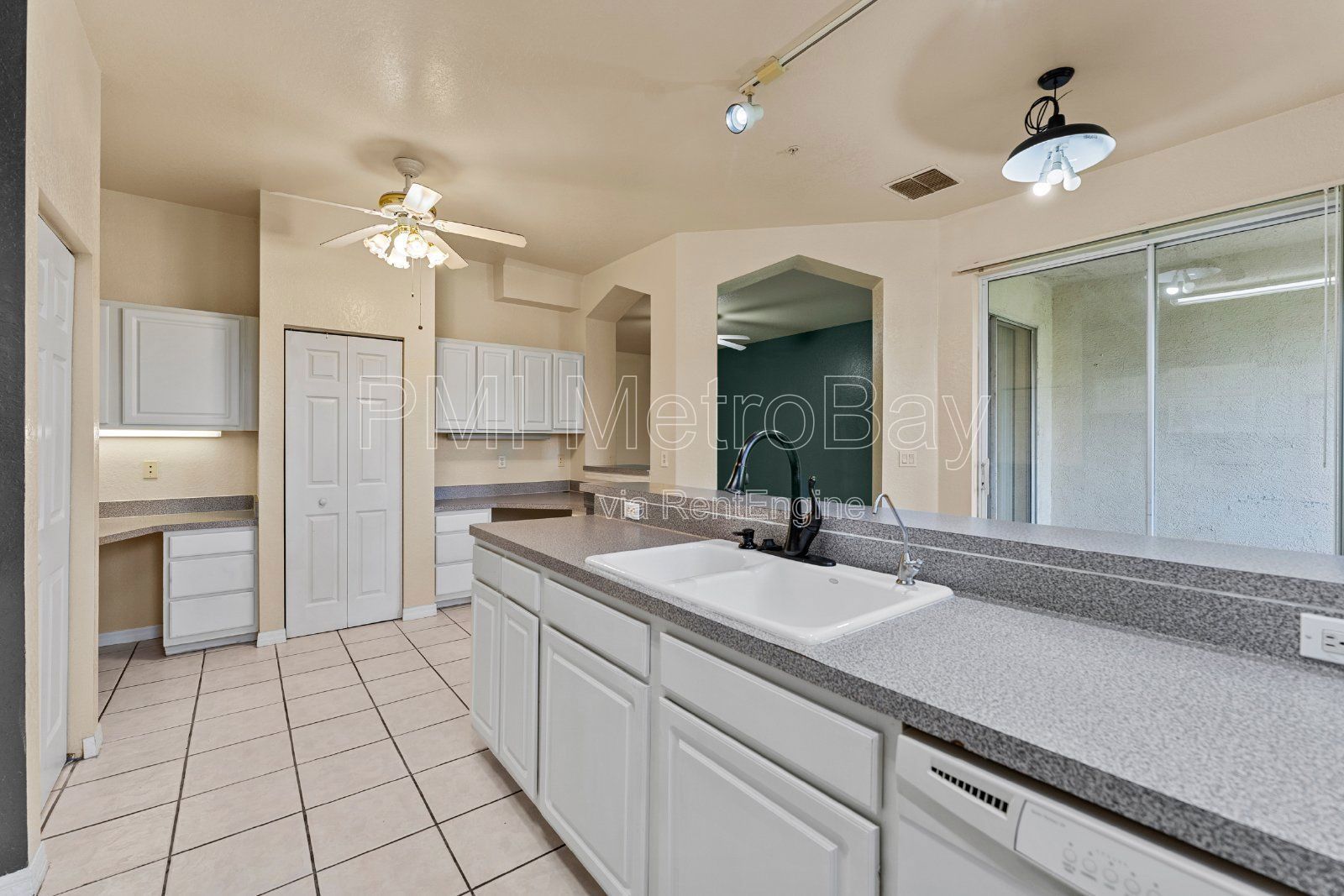 $100 off first 3 months rent!!! 2 Bed 2.5 Bath Condo across from USF Campus!! property image